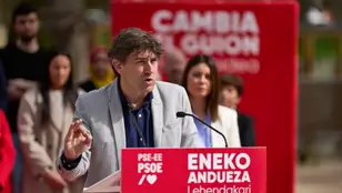 El candidato a Lehendakari, Eneko Andueza durante el acto en el que han presentado las candidaturas del Partido Socialista de Euskadi