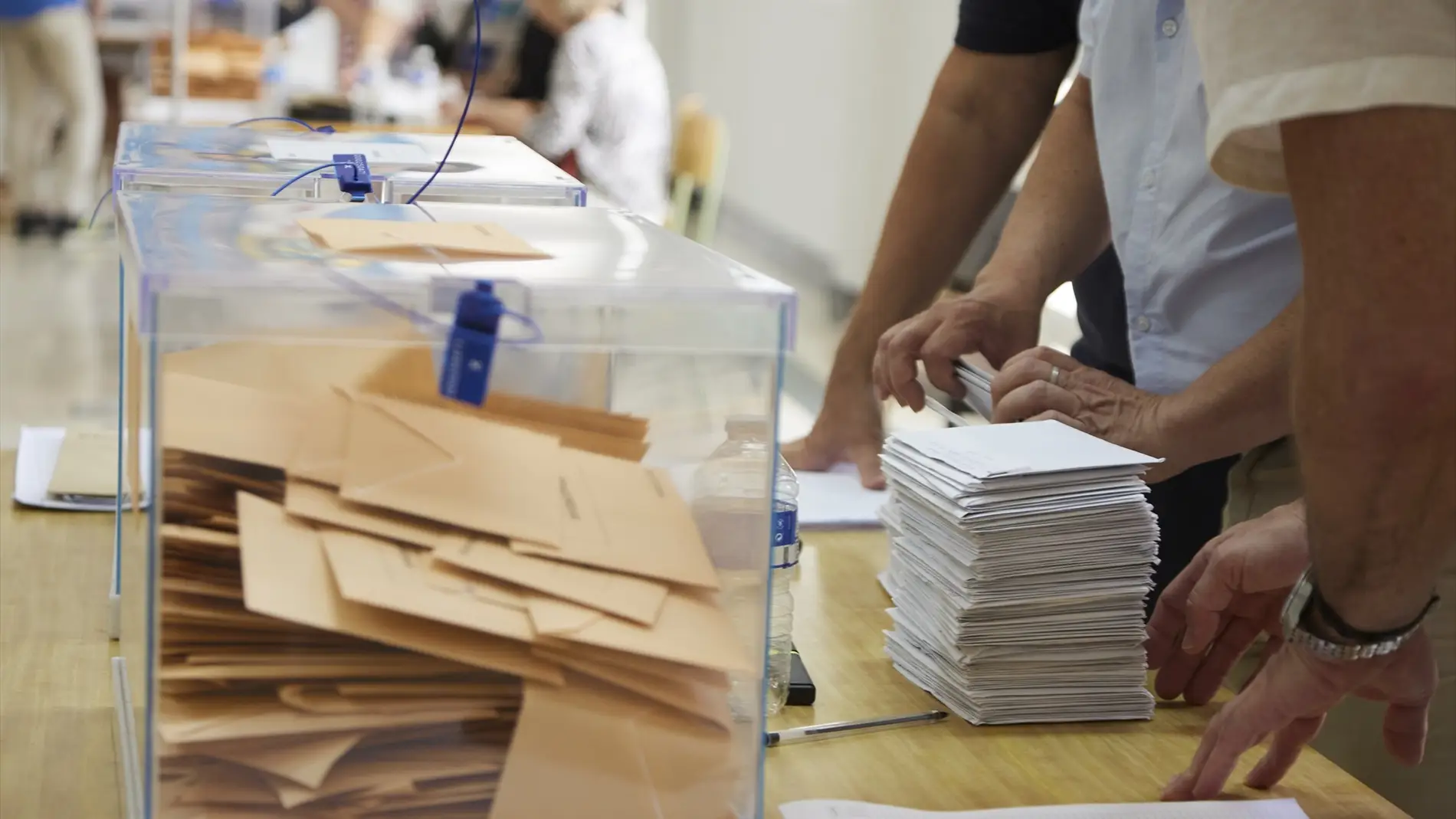 Una mesa electoral comienza a contabilizar los votos en una fotografía de archivo.
