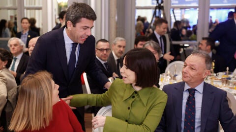 El president de la Generalitat, Carlos Maz&oacute;n (2i), saluda a la secretaria general del PSPV y ministra de Ciencia Diana Morant (2d). 