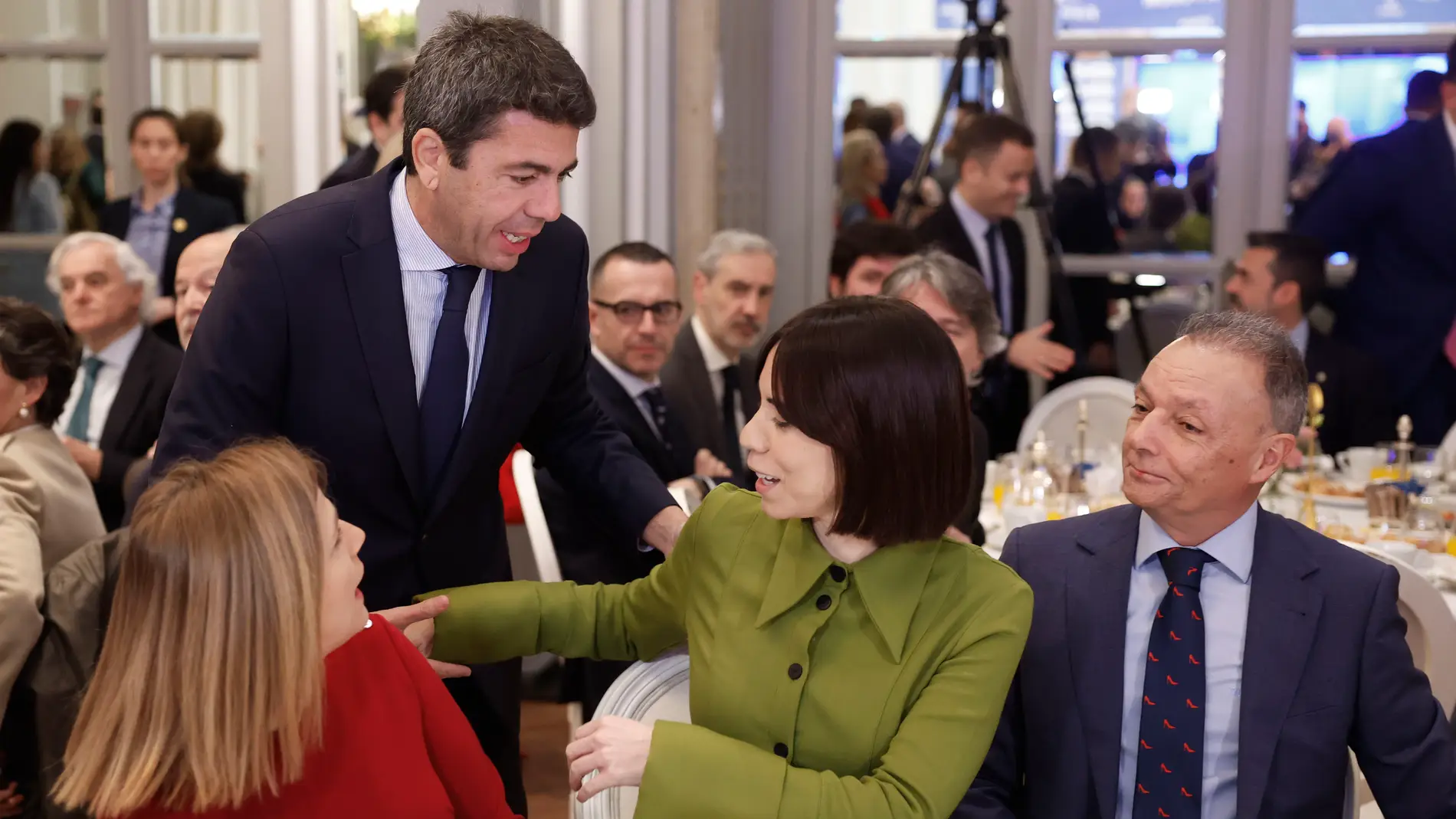 El president de la Generalitat, Carlos Mazón (2i), saluda a la secretaria general del PSPV y ministra de Ciencia Diana Morant (2d). 