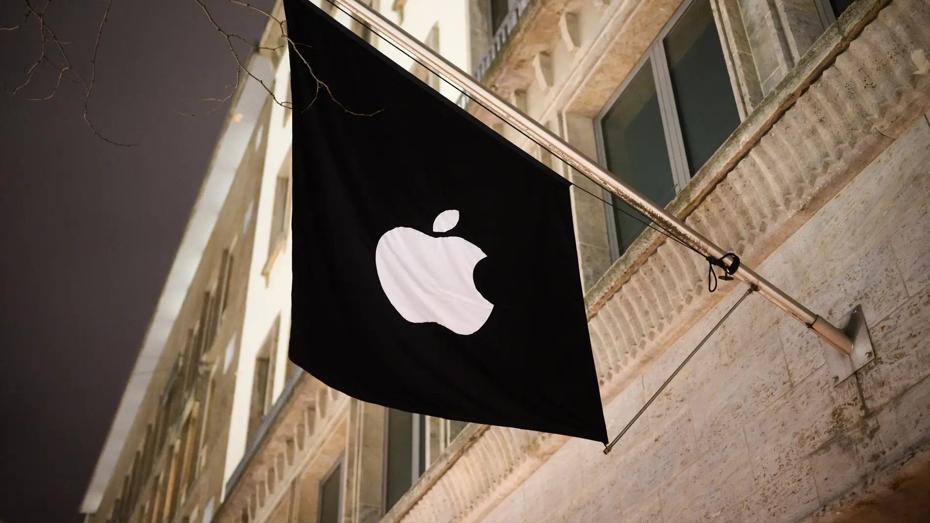Bandera con el logo de Apple.