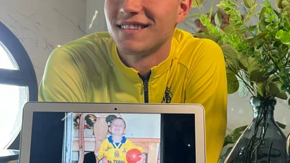Jorge Cuenca con una foto suya de niño Jorge Cuenca con una foto suya de niño