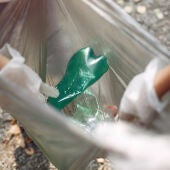 Personas recogiendo plásticos y basura