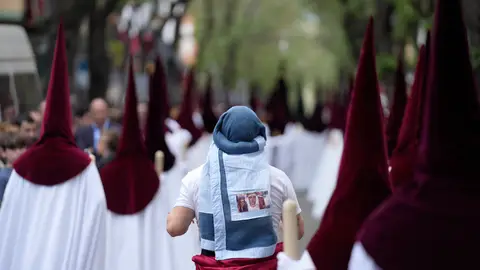 Un costalero Un costalero en una procesión en Sevilla