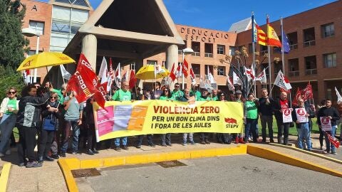 Concentración contra las agresiones al profesorado ante la Conselleria de Educación