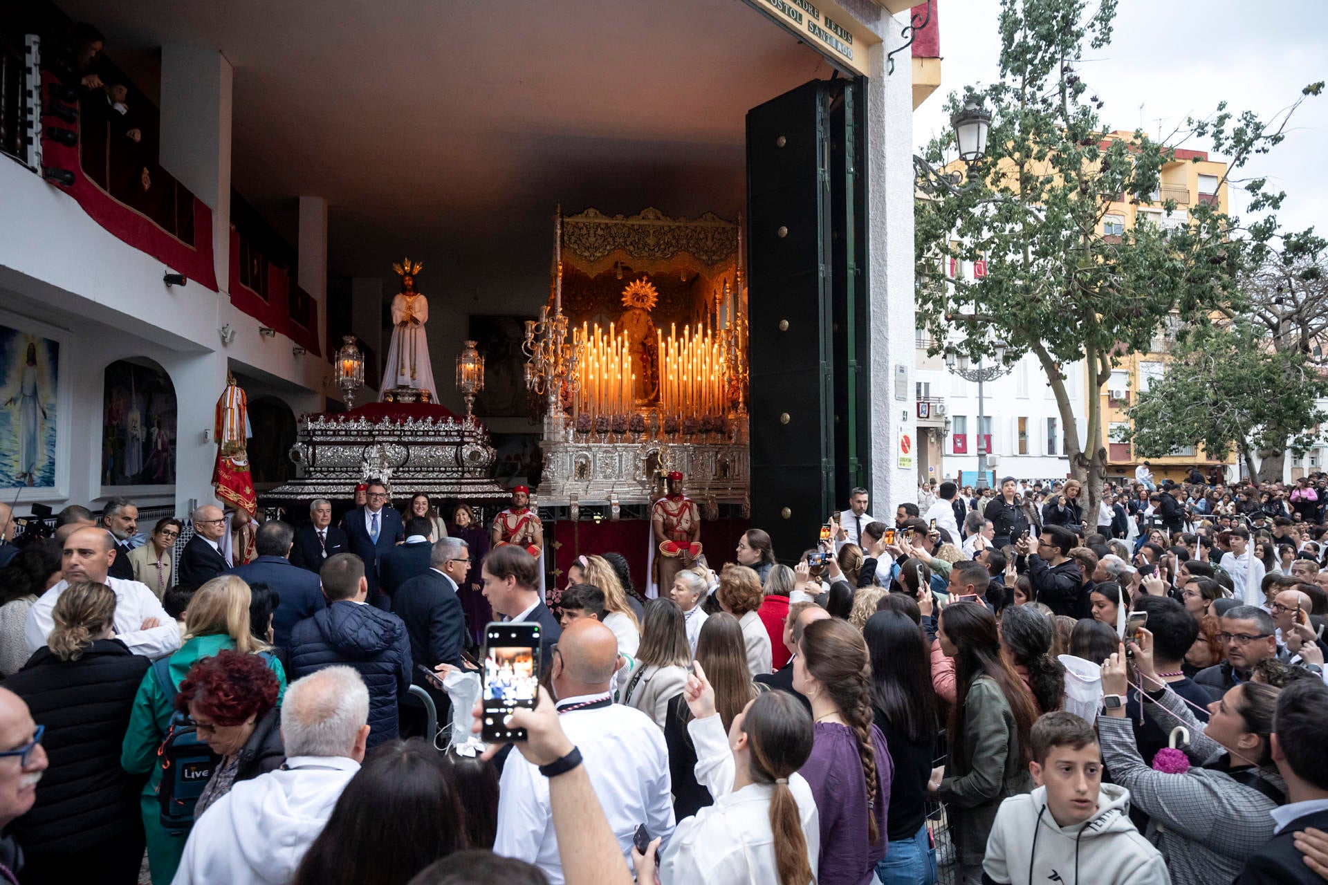 Abren un expediente a una cofradía de Málaga por procesionar con símbolos franquistas Abren un expediente a una cofradía de Málaga por procesionar con símbolos franquistas