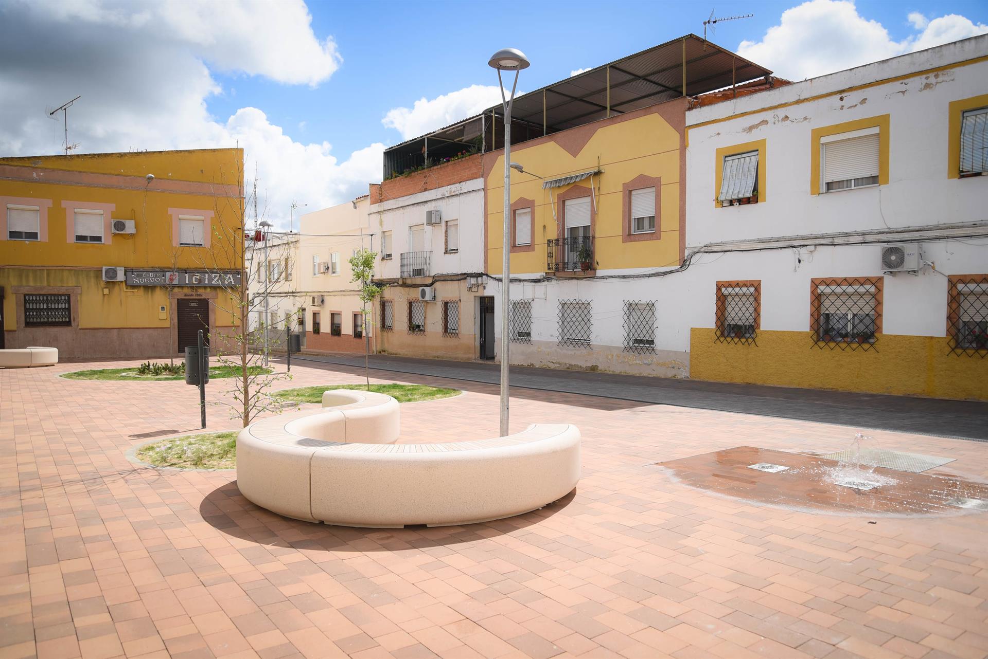 La Plaza de Santo Ángel de Mérida concluye su renovación con nuevo pavimento, mobiliario urbano, iluminación y fuente La Plaza de Santo Ángel de Mérida concluye su renovación con nuevo pavimento, mobiliario urbano, iluminación y fuente