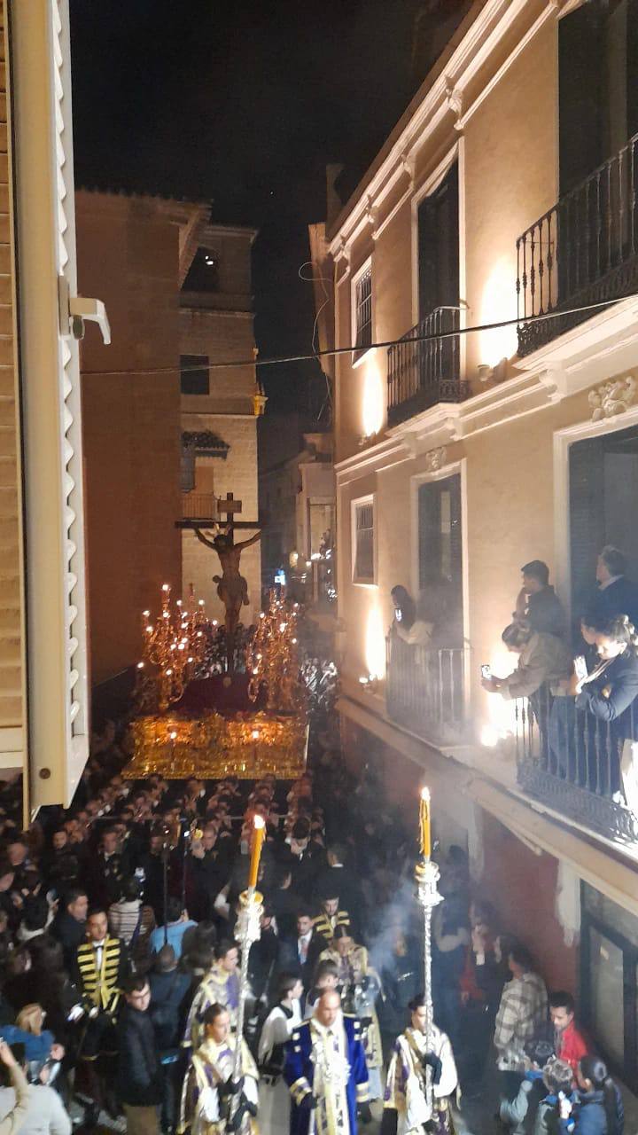 Así ha sonado la entrada de la hermandad de las Penas en la estrecha Calle San Agustín Así ha sonado la entrada de la hermandad de las Penas en la estrecha Calle San Agustín
