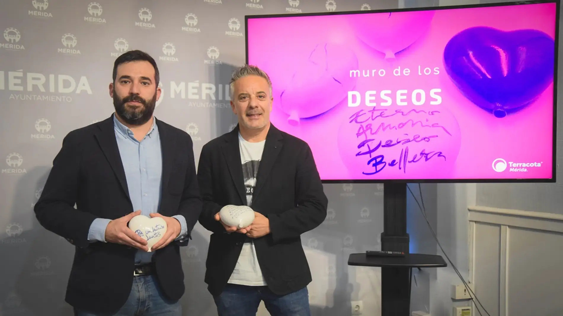 El delegado de Turismo, Felipe González y el artesano, Juanma Vinagre con la pieza en forma de corazón