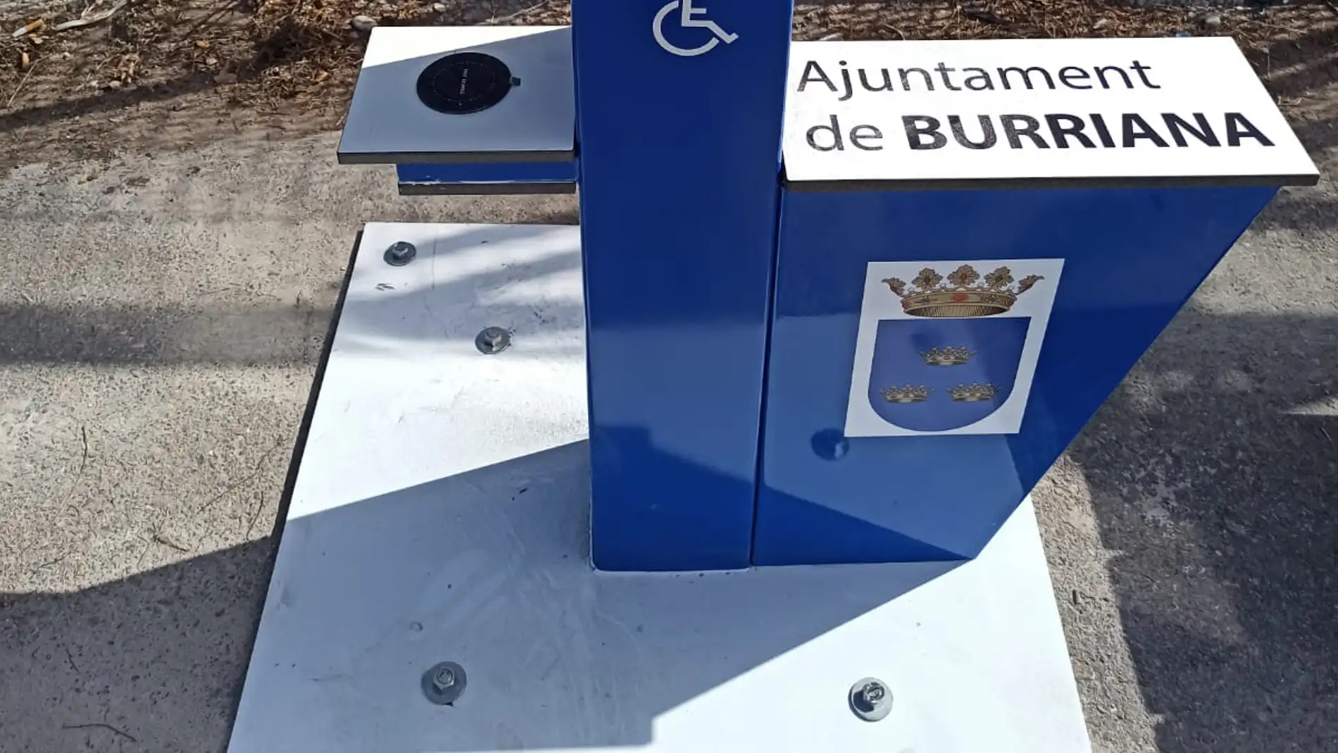 Burriana instala cargadores móviles solares en sus playas