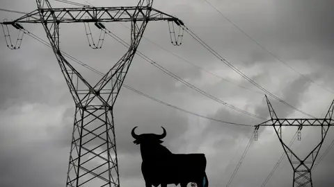 Imagen de archivo de torres de electricidad en España. Imagen de archivo de torres de electricidad en España.