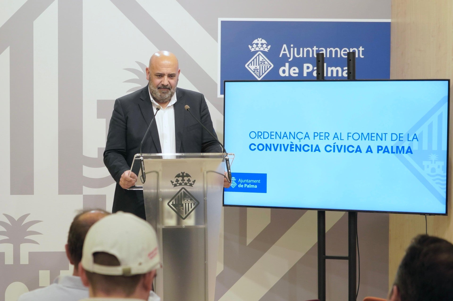 Martínez exige que la subvención de la gratuidad cubra todo el coste: "La EMT no sale gratis a los palmesanos" Martínez exige que la subvención de la gratuidad cubra todo el coste: "La EMT no sale gratis a los palmesanos"