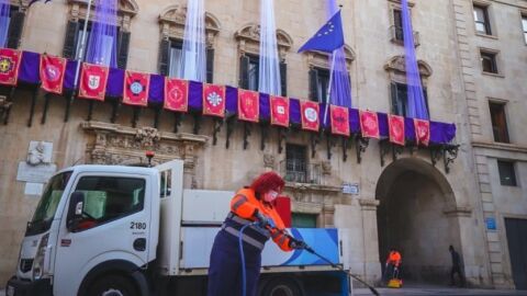 Baldeos diarios en la plaza del Ayuntamiento 