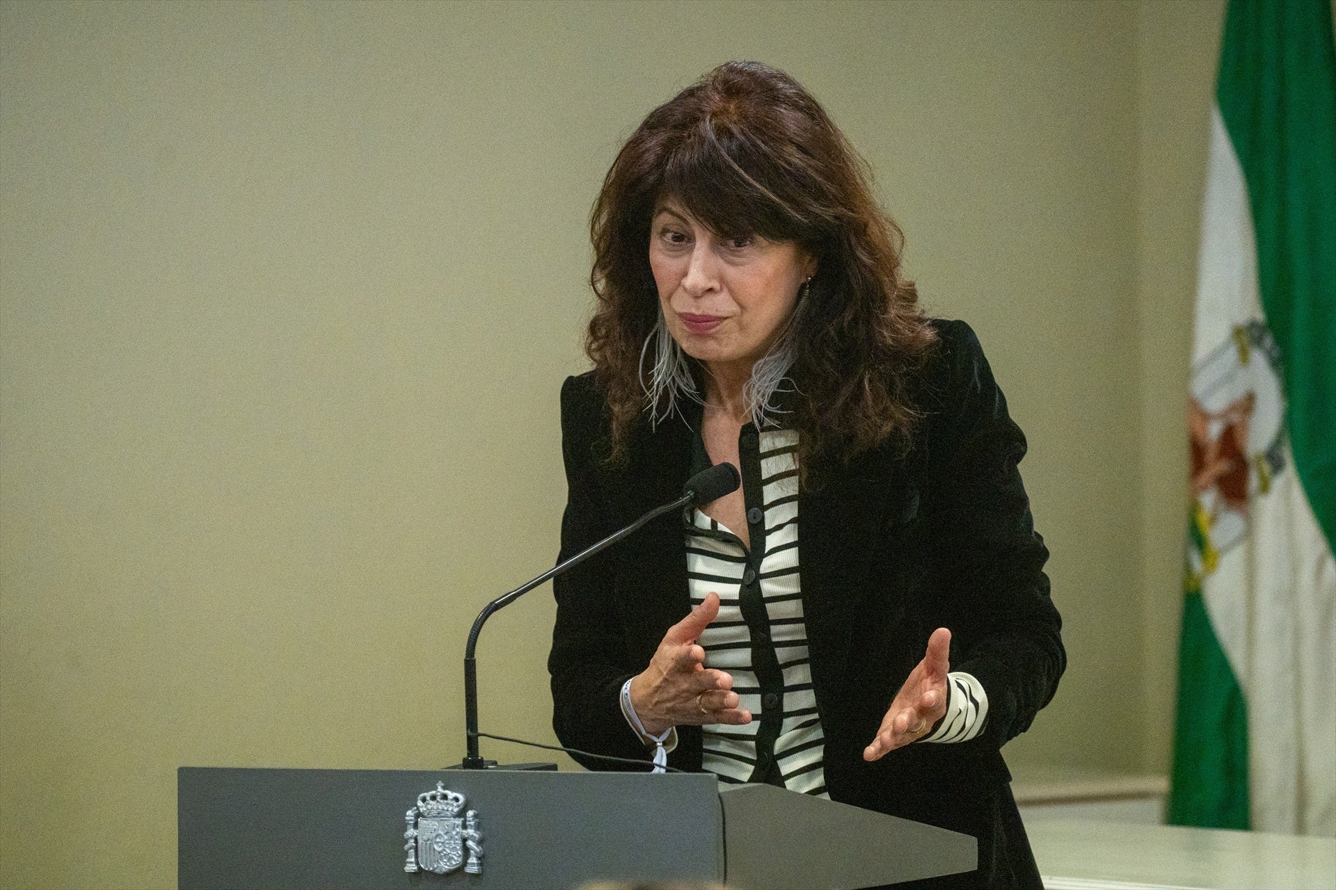 Madrid solicita una "reunión urgente" a la ministra de Igualdad por los casos de agresores que cambian de género Madrid solicita una "reunión urgente" a la ministra de Igualdad por los casos de agresores que cambian de género