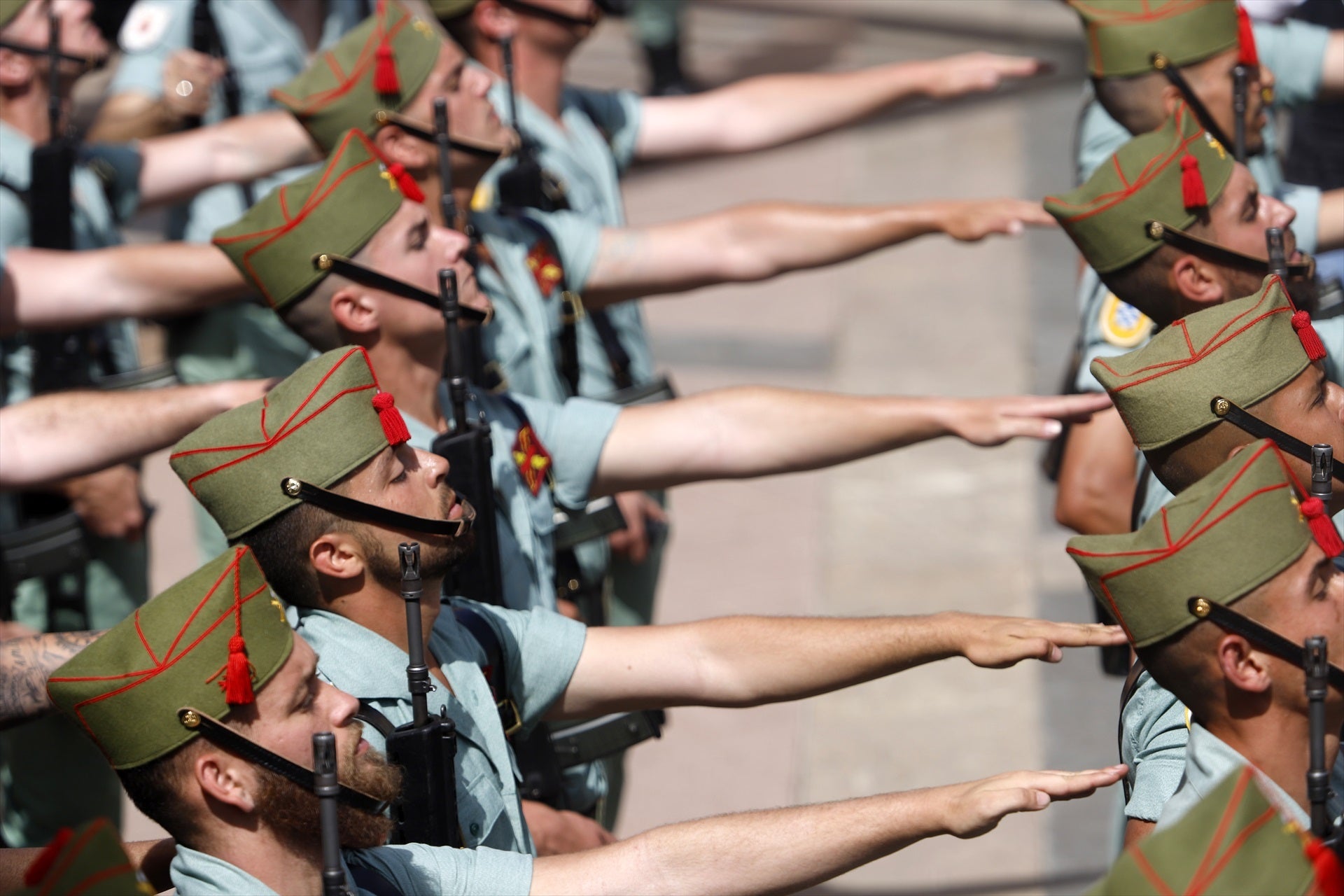 El momento en el que la Legión canta 'El novio de la muerte' en el traslado del Cristo de Mena en Málaga El momento en el que la Legión canta 'El novio de la muerte' en el traslado del Cristo de Mena en Málaga