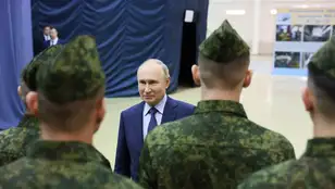 Putin con pilotos militares en las región de Tver, al norte de Moscú.