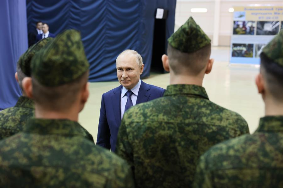 Putin tacha de "total disparate" las declaraciones acerca de que Rusia quiere atacar a Europa Putin tacha de "total disparate" las declaraciones acerca de que Rusia quiere atacar a Europa