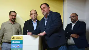 Firma del acuerdo de coalición de varios partidos para las elecciones europeas, en la sede de ERC.