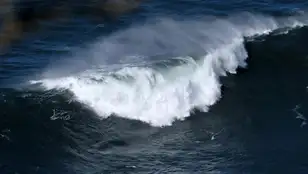 Imagen de archivo de una ola vista desde el Mirador del Espíritu Santo, rompe en la playa del Furacón, en San Esteban de Pravia. 