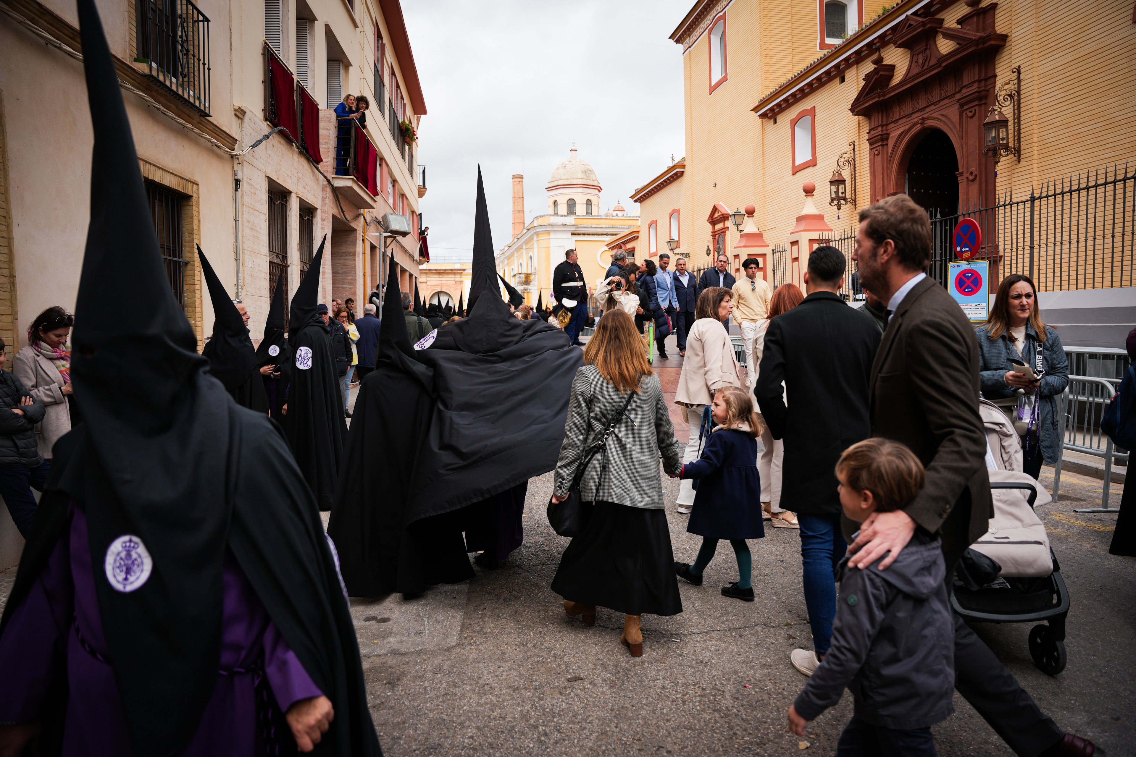 La mayoría de las hermandades deciden suspender sus procesiones de la Madrugá de Sevilla La mayoría de las hermandades deciden suspender sus procesiones de la Madrugá de Sevilla