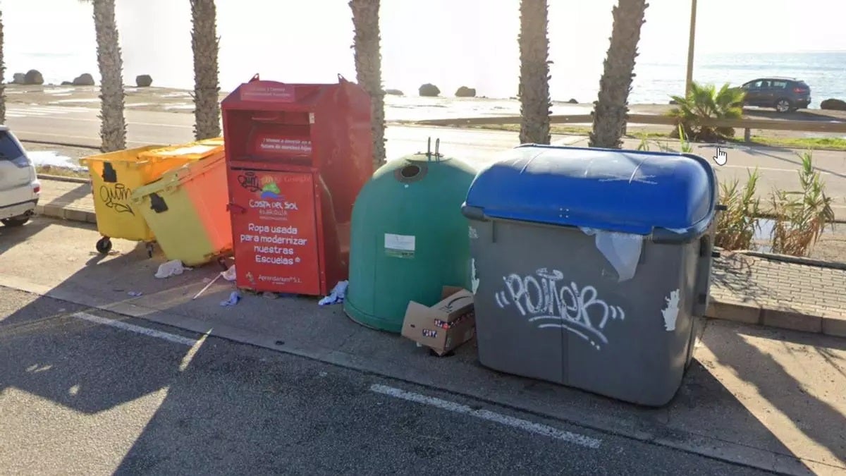 Muere un joven al quedar su cuello atrapado en la trampilla de un contenedor de ropa usada Muere un joven al quedar su cuello atrapado en la trampilla de un contenedor de ropa usada