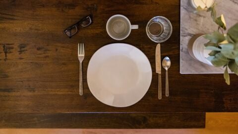 Imagen de archivo de un plato y cubiertos.