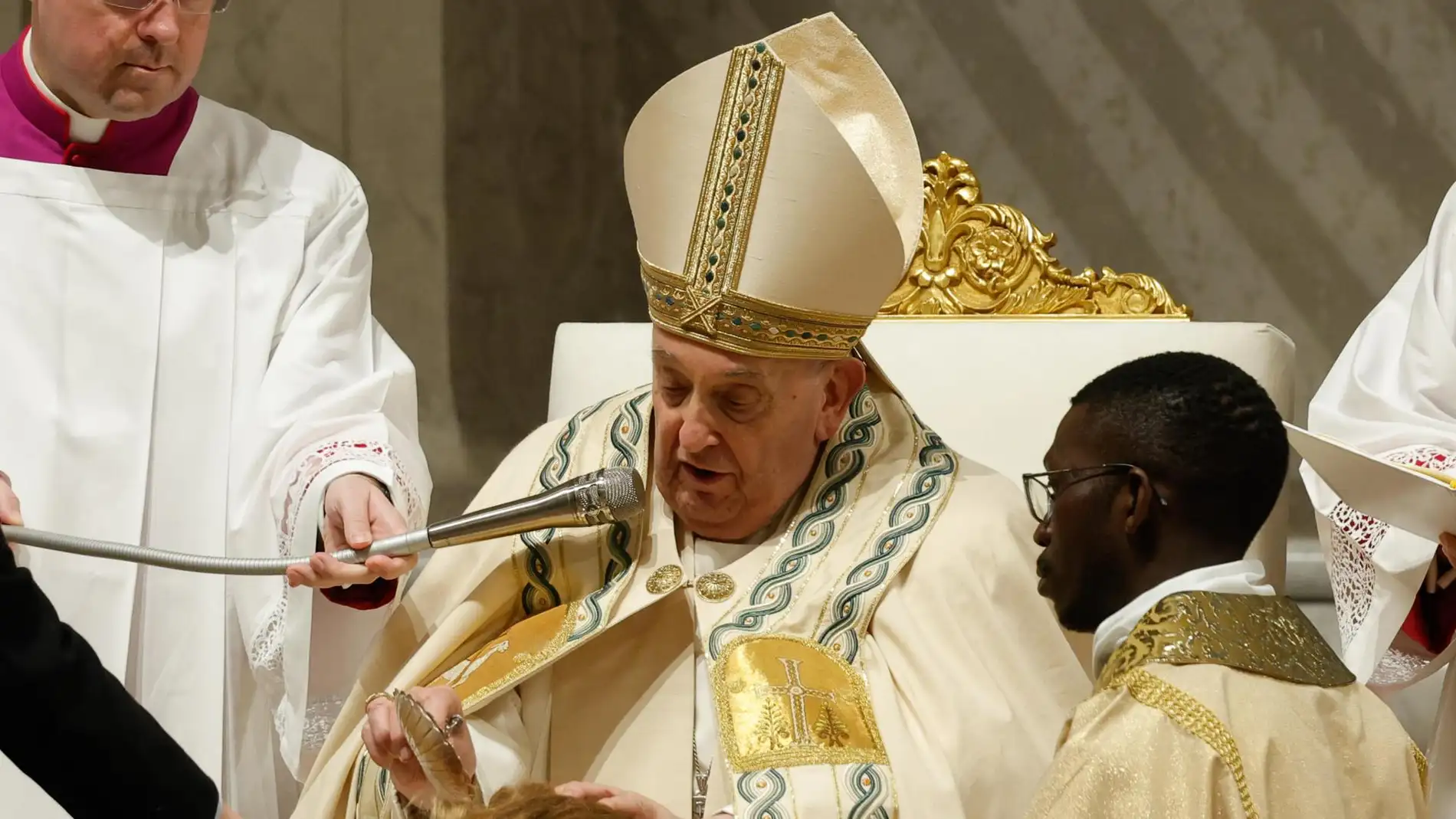 El Papa durante la misa de la Vigilia Pascual