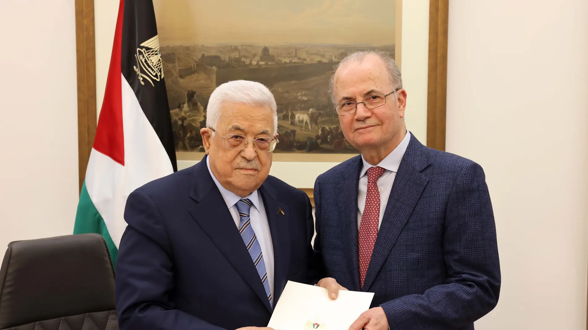 Mahmoud Abbás, presidente de la ANP, con el nuevo primer ministro Mohamed Mustafá