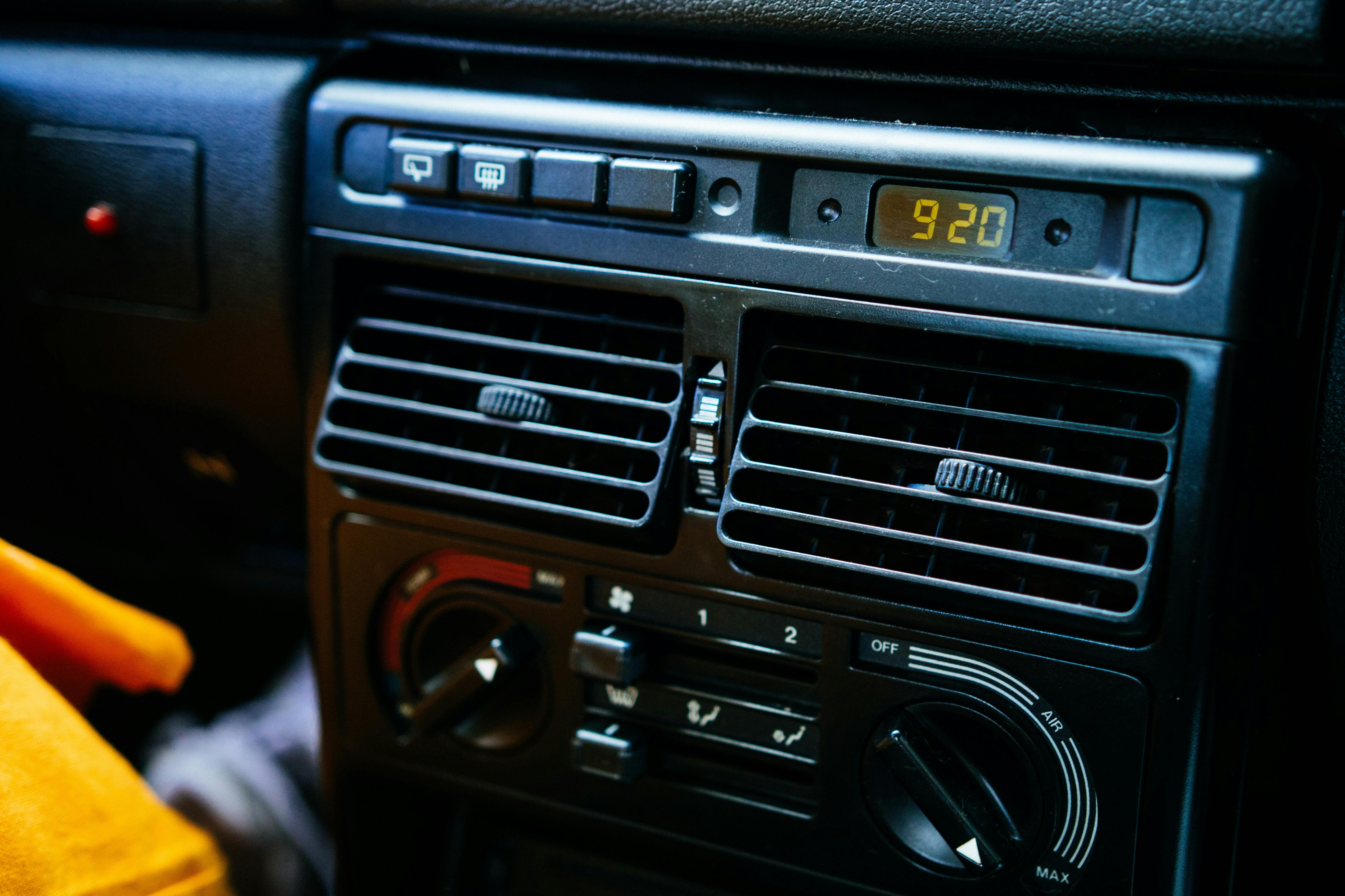 Cómo cambiar la hora del coche Cómo cambiar la hora del coche