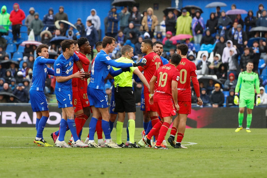 El racismo ensucia de nuevo el fútbol español: un partido suspendido y otro detenido por insultos racistas El racismo ensucia de nuevo el fútbol español: un partido suspendido y otro detenido por insultos racistas