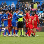 Jugadores del Getafe y del Sevilla protestan una jugada durante el partido