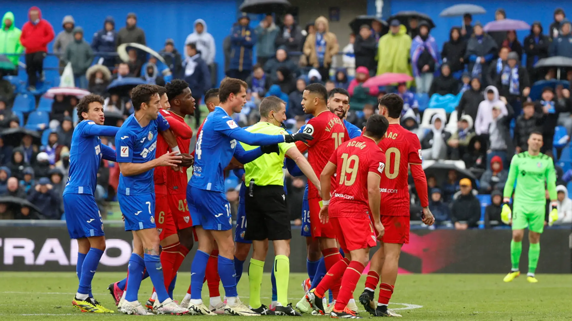 El racismo ensucia de nuevo el fútbol español: un partido suspendido y otro detenido por insultos racistas