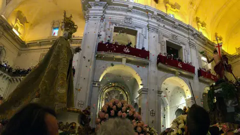 Encuentro de la Virgen de la Asunción y el Cristo Resucitado en la basílica de Santa María de Elche. Encuentro de la Virgen de la Asunción y el Cristo Resucitado en la basílica de Santa María de Elche.