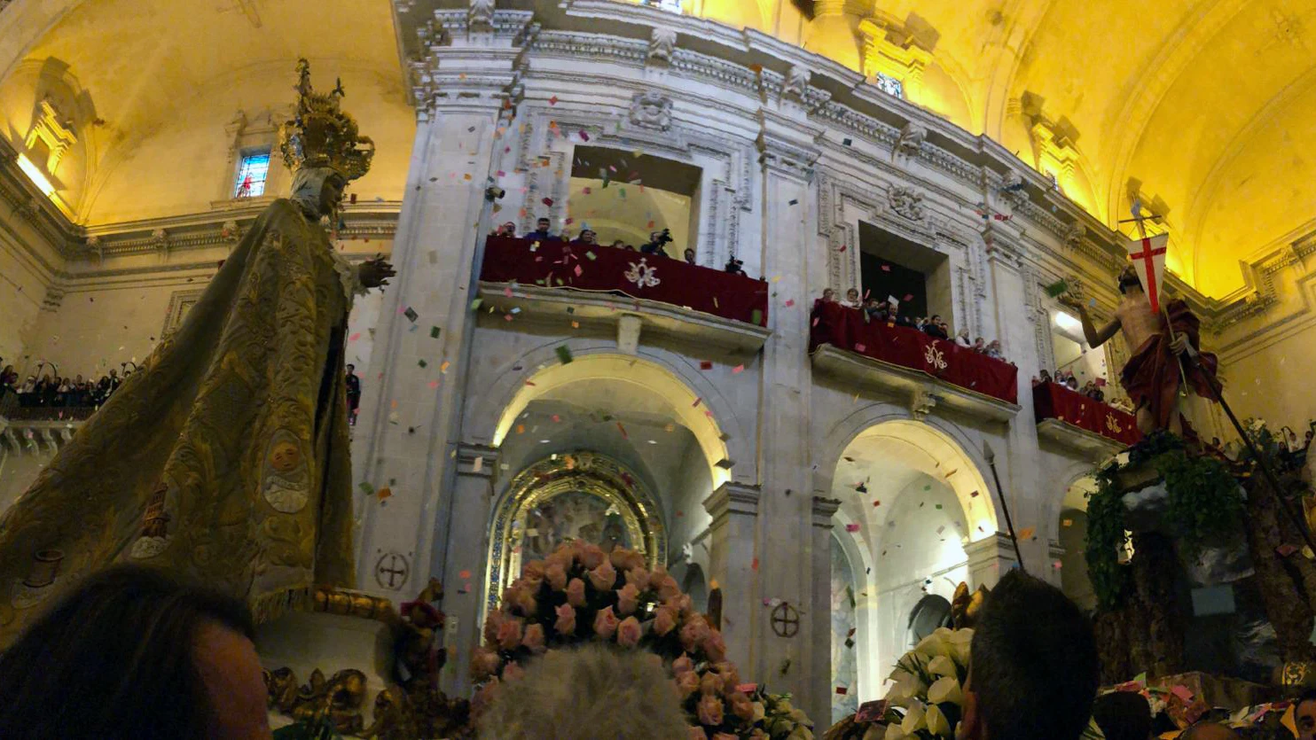 Encuentro de la Virgen de la Asunción y el Cristo Resucitado en la basílica de Santa María de Elche. Encuentro de la Virgen de la Asunción y el Cristo Resucitado en la basílica de Santa María de Elche.