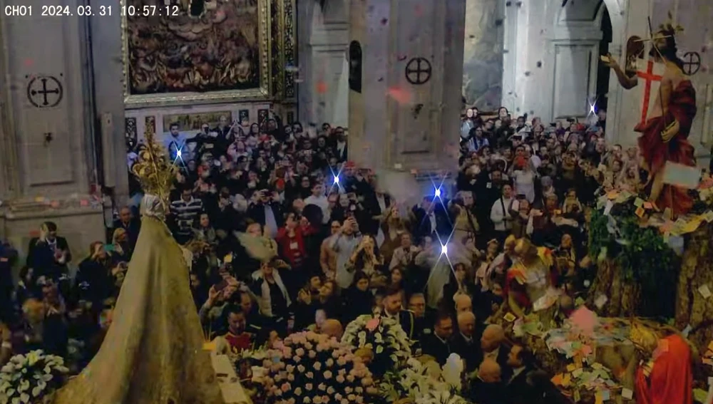 Encuentro de la Virgen de la Asunción y el Cristo Resucitado en la basílica de Santa María de Elche. Encuentro de la Virgen de la Asunción y el Cristo Resucitado en la basílica de Santa María de Elche.