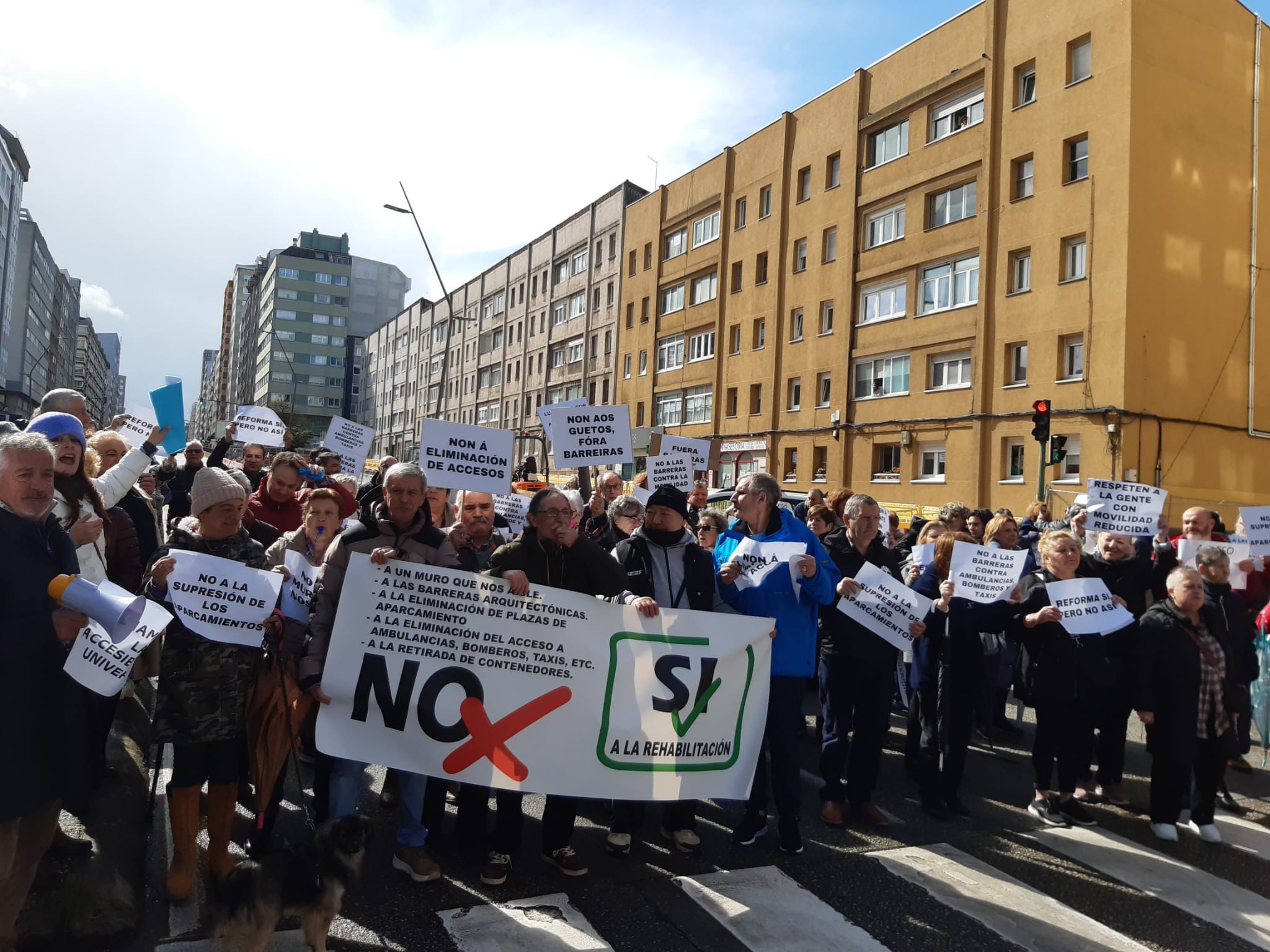 Los vecinos de las casas de Franco vuelven a protestar contra el Concello coruñés cortando el tráfico en la Ronda de Outeiro Los vecinos de las casas de Franco vuelven a protestar contra el Concello coruñés cortando el tráfico en la Ronda de Outeiro