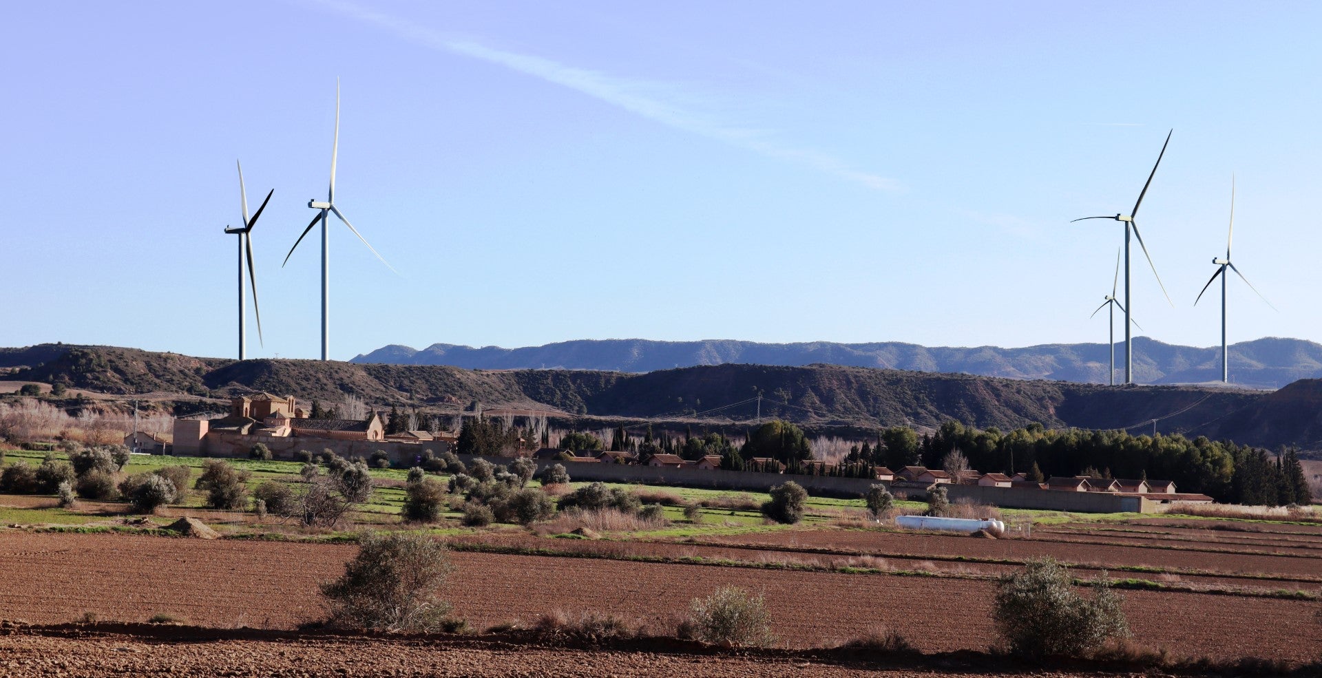Sijena sí recrea el impacto de los aerogeneradores en el monasterio Sijena sí recrea el impacto de los aerogeneradores en el monasterio
