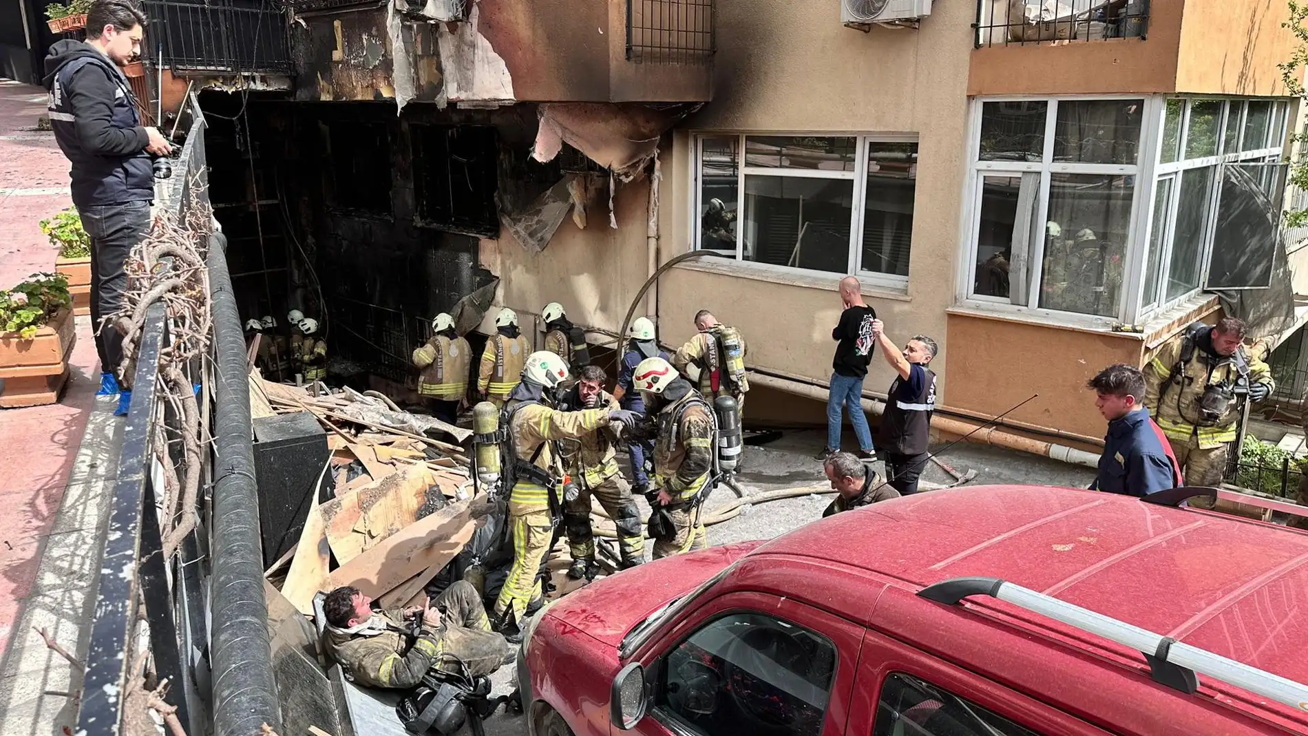 Imagen del edificio donde se ha declarado el incendio en Estambul