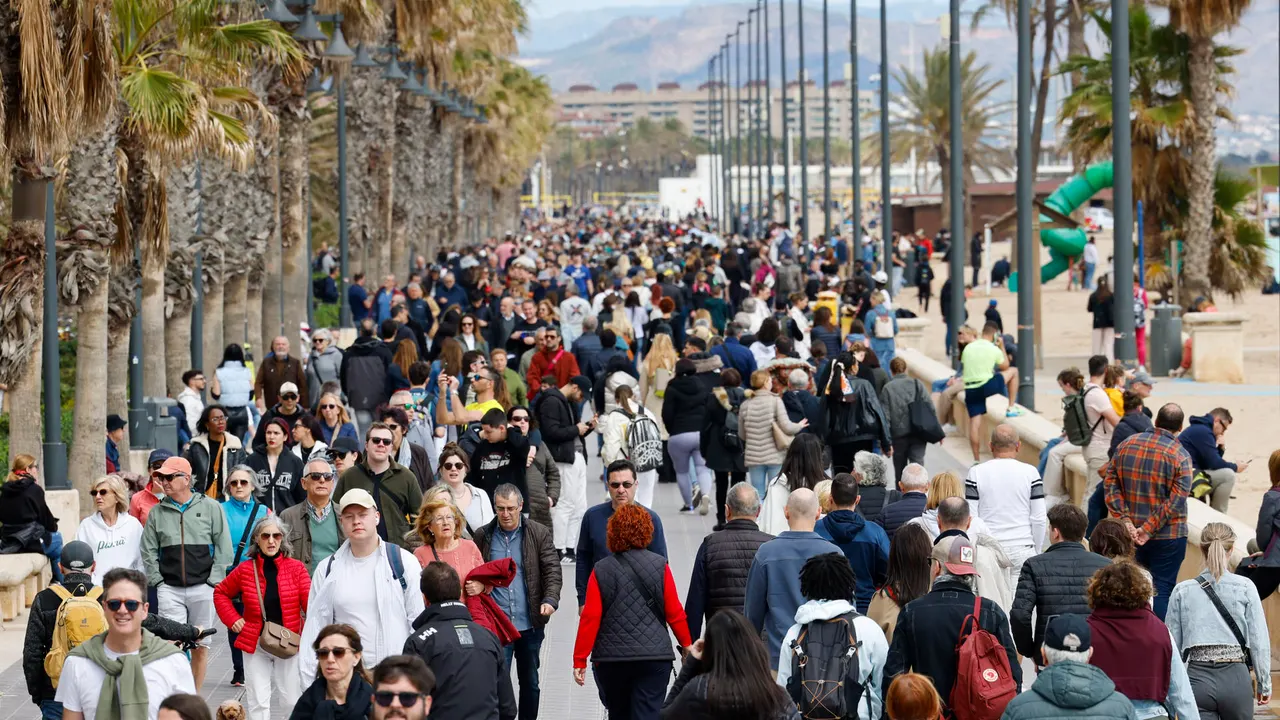 Varias personas disfrutan del sol en la playa de la Patacona, en Valencia