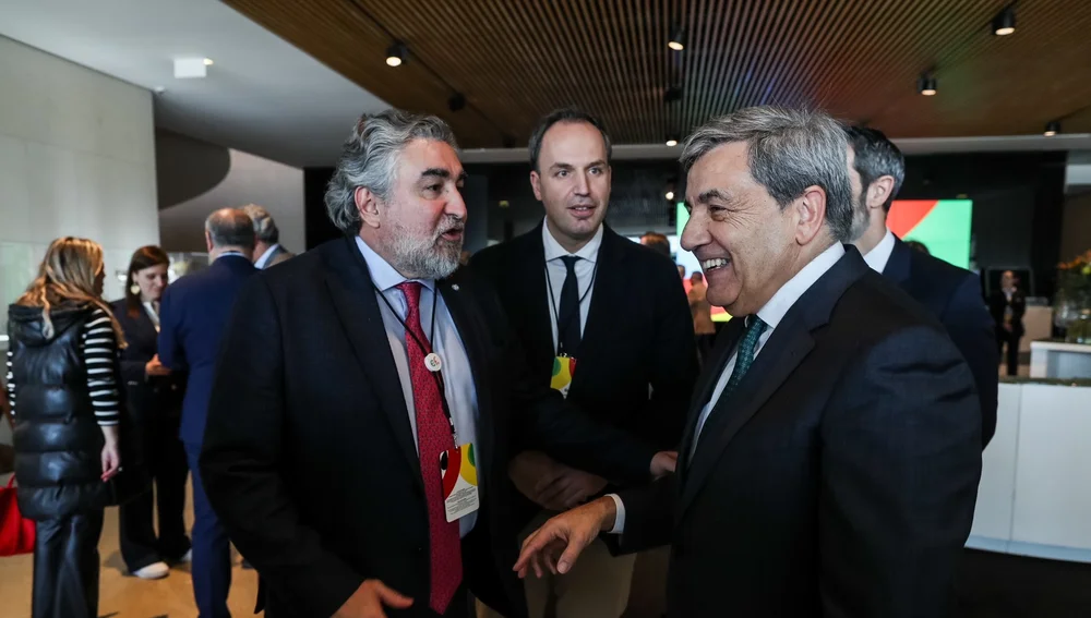 José Manuel Rodríguez Uribes, Juan Carnicer y el presidente de la Federación portuguesa, Fernando Santos José Manuel Rodríguez Uribes, Juan Carnicer y el presidente de la Federación portuguesa, Fernando Santos