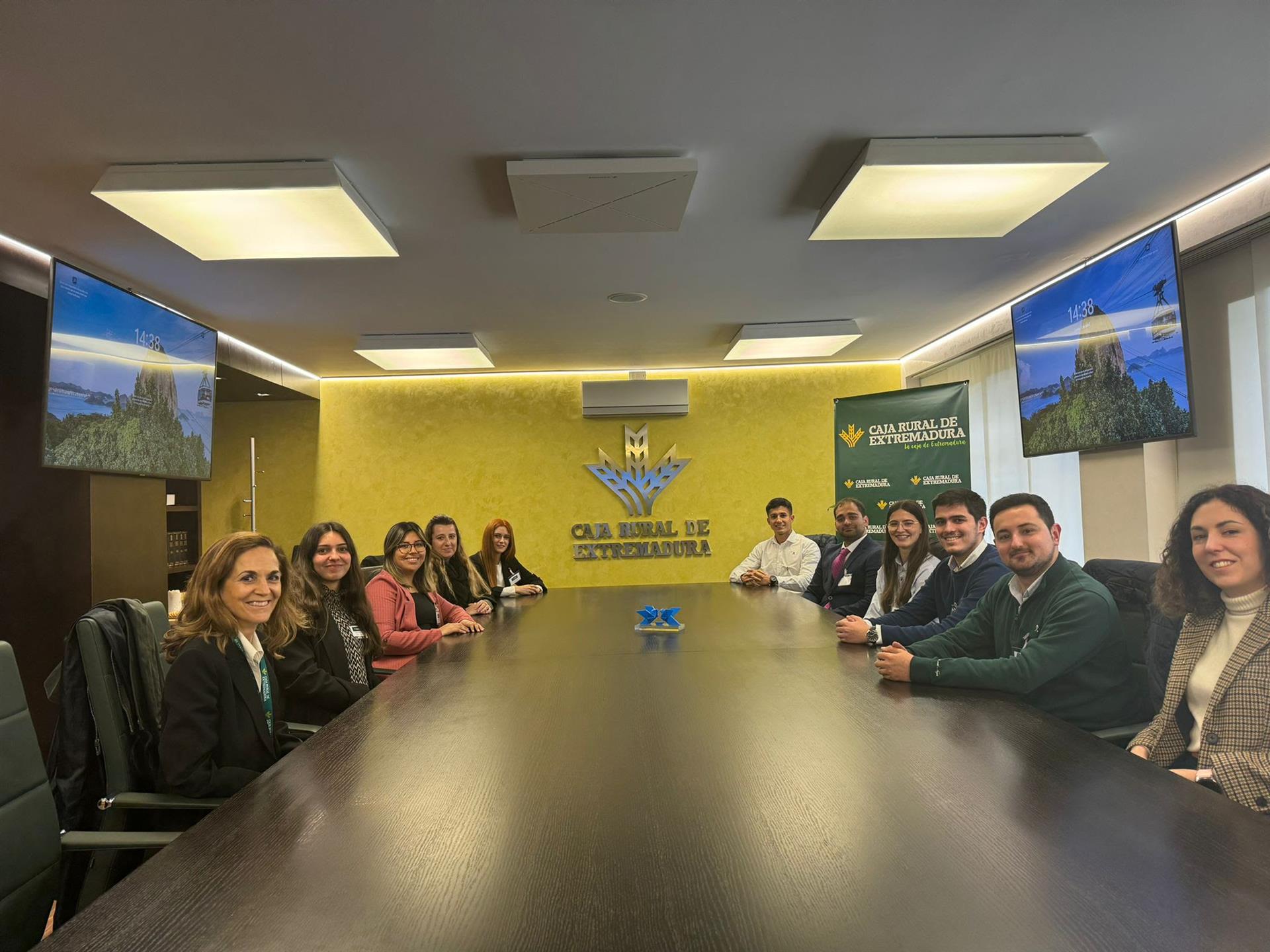 Caja Rural de Extremadura incorpora durante nueve meses a diez alumnos de egresados de la UEx como becarios en formación Caja Rural de Extremadura incorpora durante nueve meses a diez alumnos de egresados de la UEx como becarios en formación