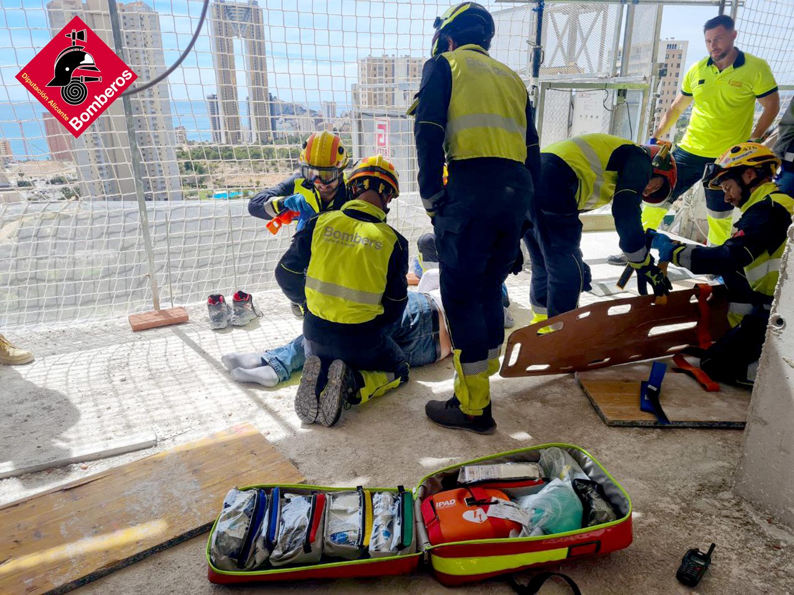 Rescatan a un trabajador tras una caída de 3 metros de altura en Benidorm Rescatan a un trabajador tras una caída de 3 metros de altura en Benidorm