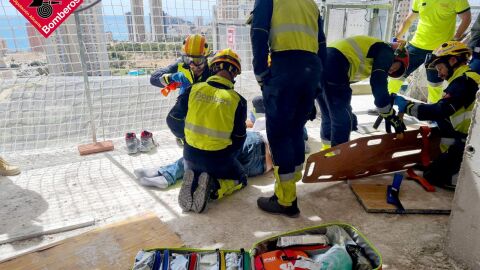 Bomberos rescatan a trabajador de obra en Benidorm Bomberos rescatan a trabajador de obra en Benidorm
