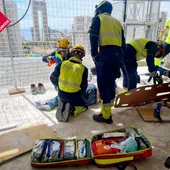 Bomberos rescatan a trabajador de obra en Benidorm Bomberos rescatan a trabajador de obra en Benidorm