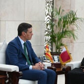 El presidente del Gobierno, Pedro Sánchez (i), y el primer ministro y ministro de Asuntos Exteriores del Estado de Catar, Mohamed bin Abdulrahman al Zani (d), durante la firma de acuerdos entre España y Catar, a 3 de abril de 2024, en Doha (Catar)