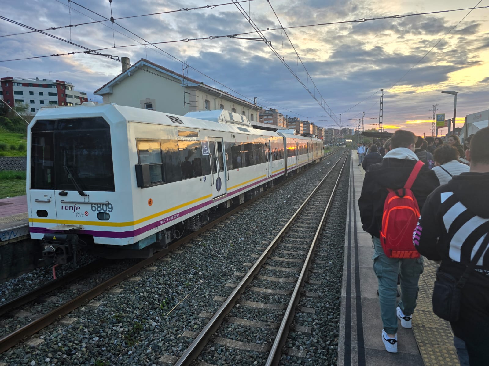 La odisea del Cercanías en Cantabria con retrasos y trenes abarrotados: "Un día normal" en los trenes "con falta de información" y "confusión" en los usuarios La odisea del Cercanías en Cantabria con retrasos y trenes abarrotados: "Un día normal" en los trenes "con falta de información" y "confusión" en los usuarios