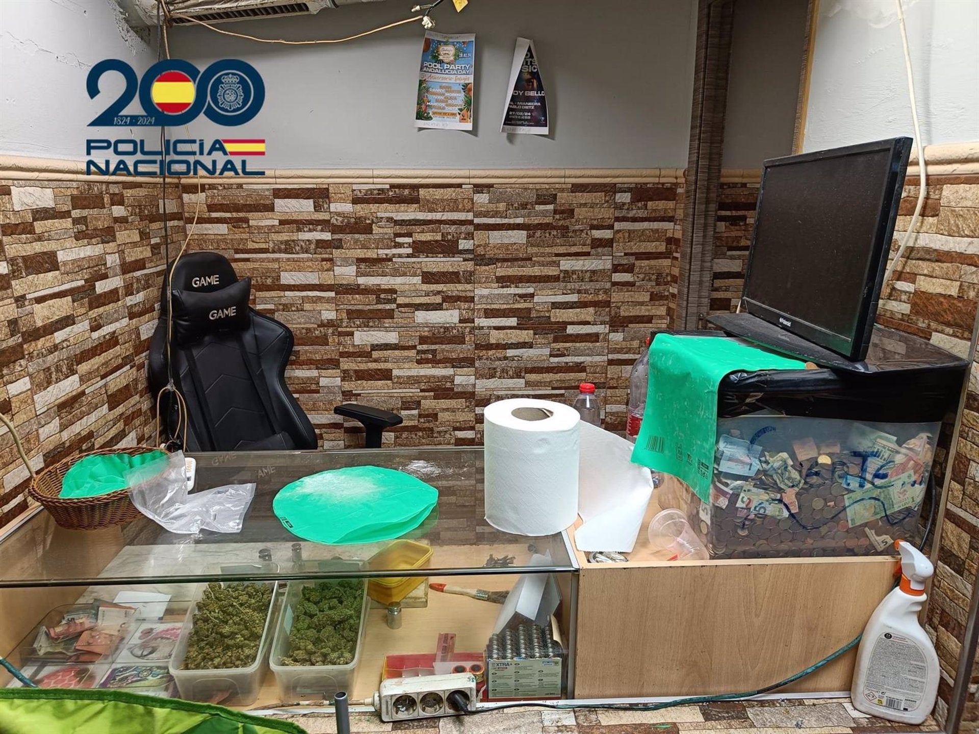Más de 20 detenidos por un "supermercado de droga" con coca, keta, hachís, MDMA, marihuana y viagra Más de 20 detenidos por un "supermercado de droga" con coca, keta, hachís, MDMA, marihuana y viagra