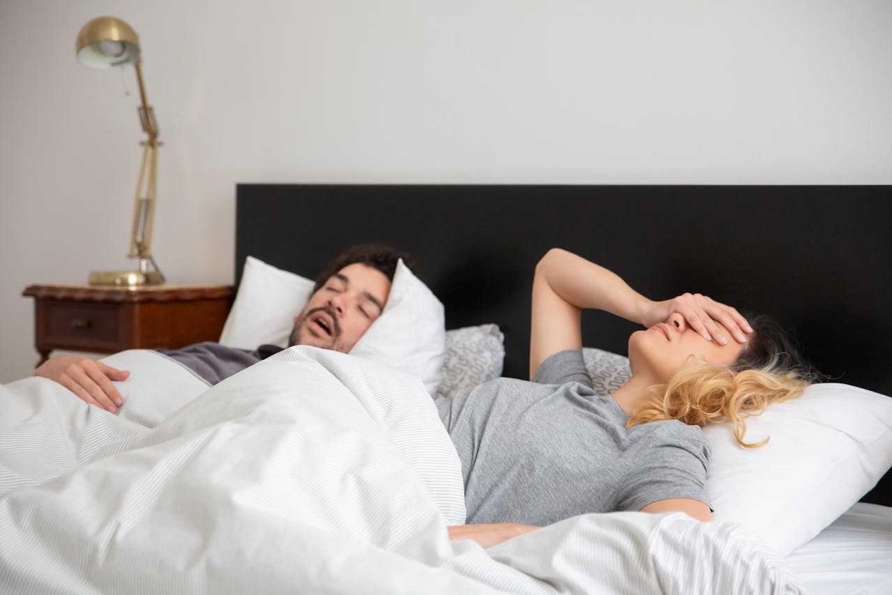 Dormir pegados no es dormir: cuando tu pareja es un mal compañero de sueño Dormir pegados no es dormir: cuando tu pareja es un mal compañero de sueño