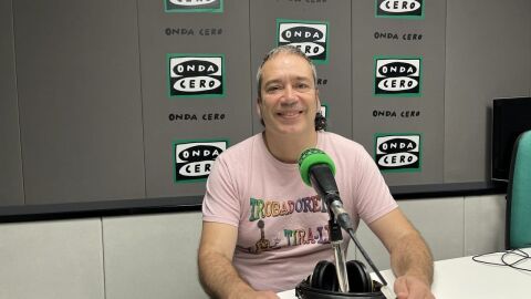 El cantante de Trobadorets, Pau Sancho, en los estudios de Onda Cero Castell&oacute;n.