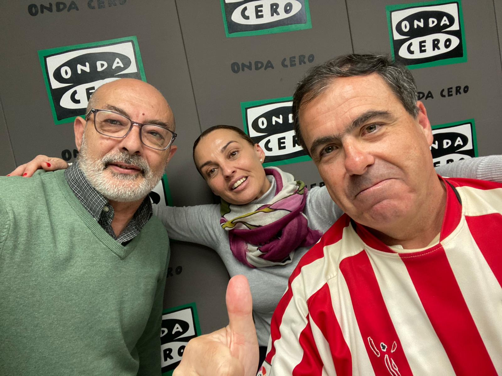 Mister Látigo canta a viva voz el padre nuestro de su religión Mister Látigo canta a viva voz el padre nuestro de su religión